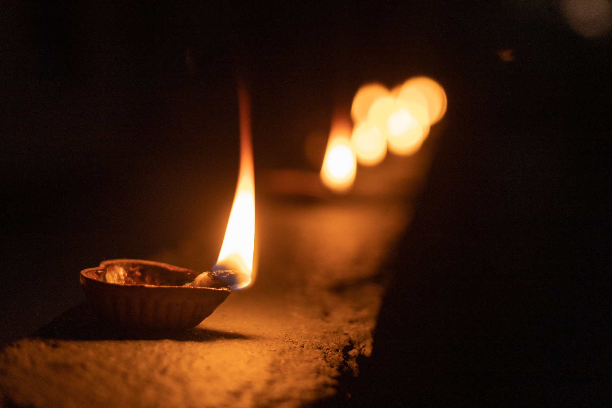 Diwali-Diya mit leuchtender Flamme