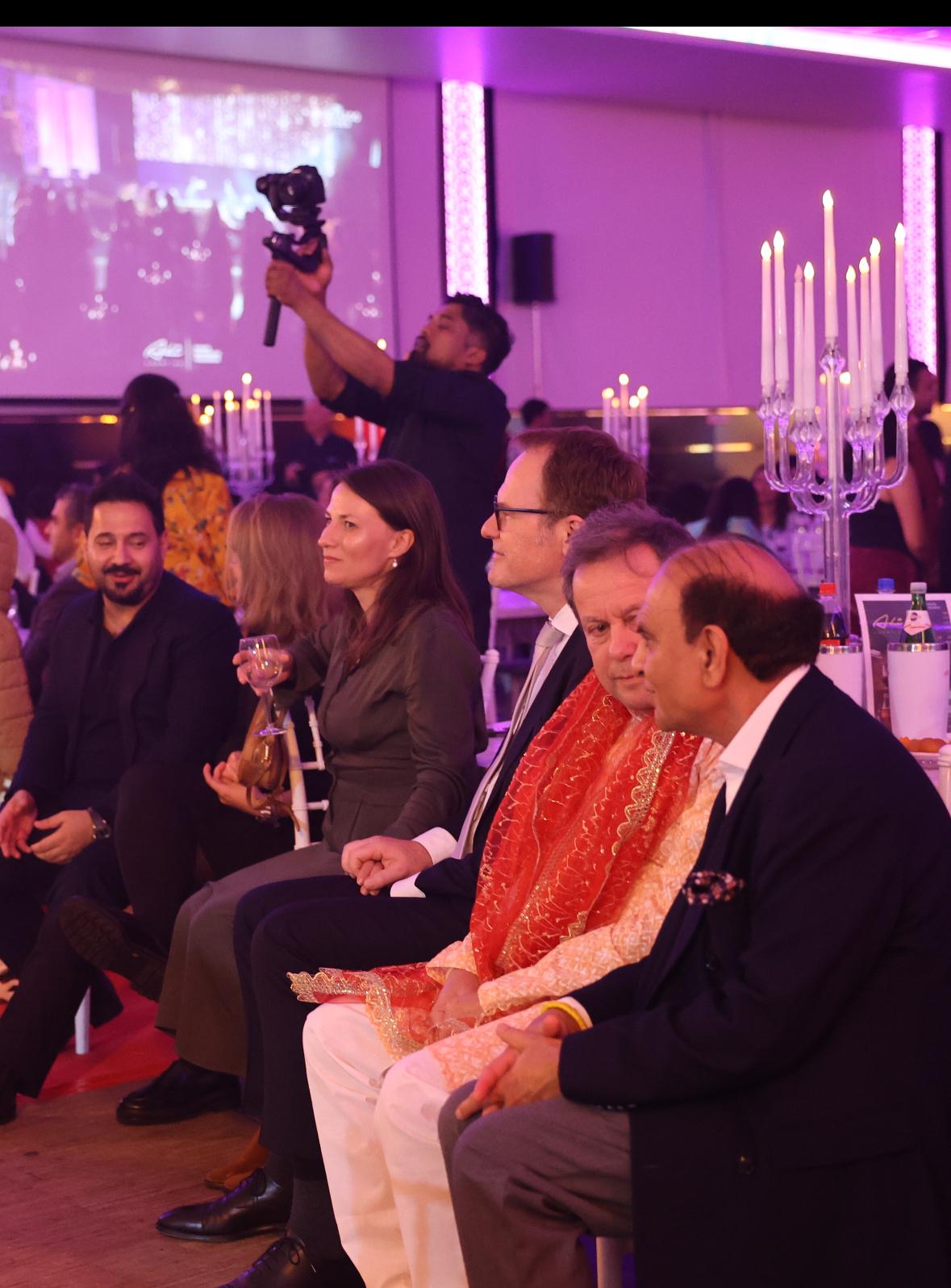 Ehrengäste und Publikum beim Diwalifest